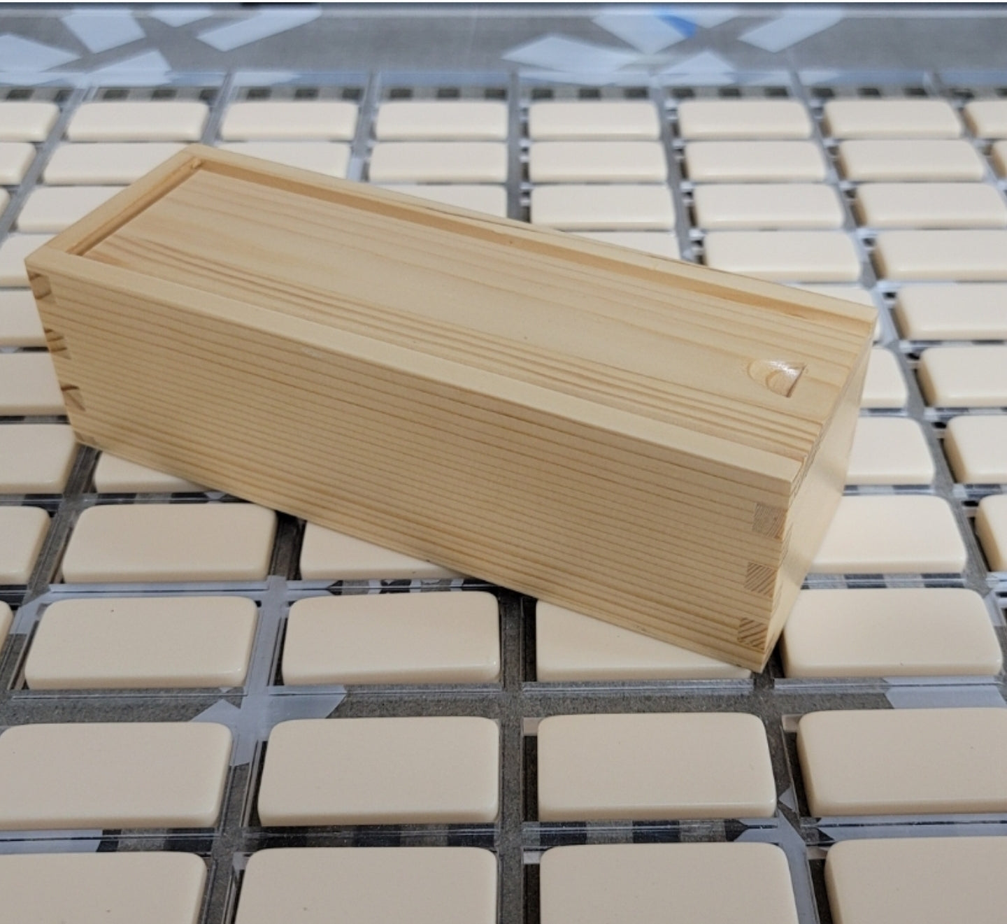 Juego de dominó caja de madera barnizada